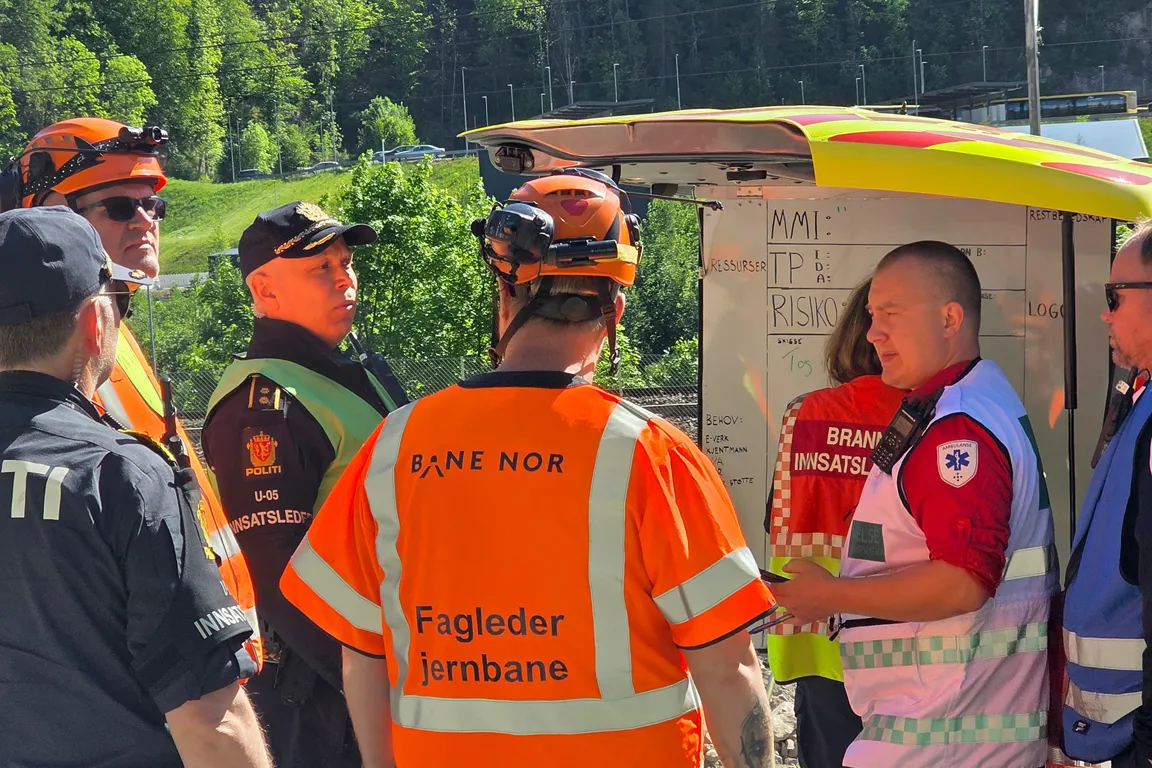 En gruppe mennesker som bruker hjelm