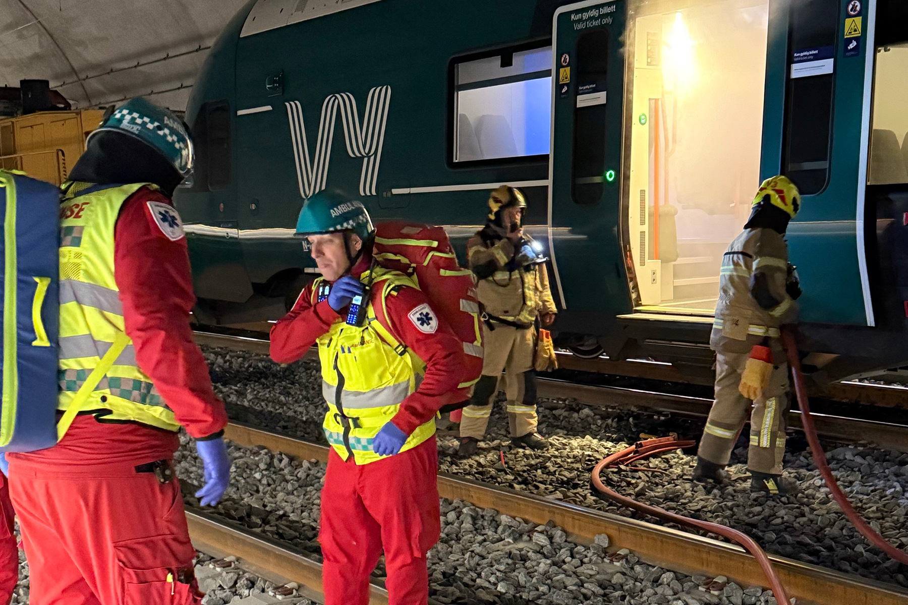 En gruppe arbeidere som jobber på et tog