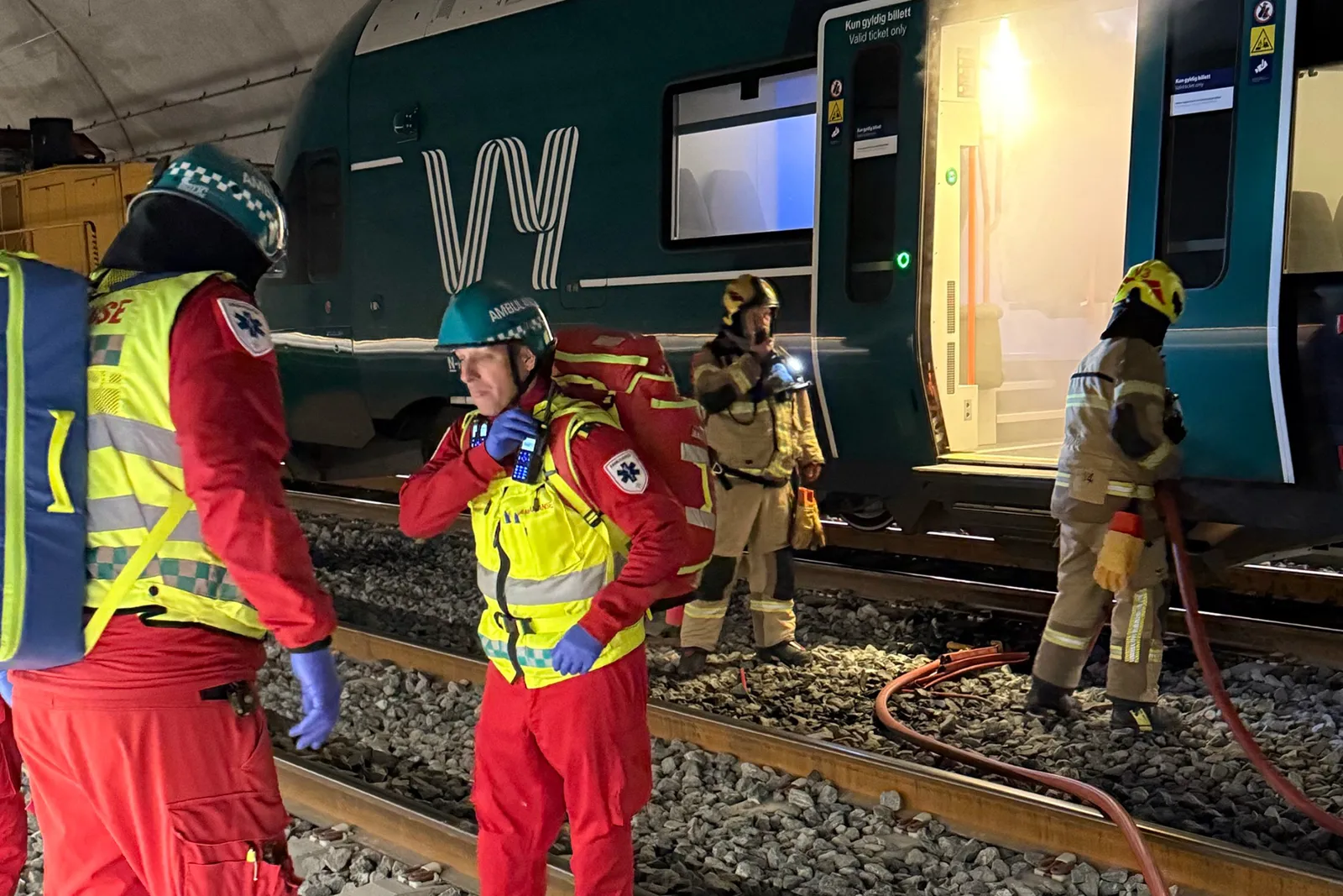 En gruppe arbeidere som jobber på et tog