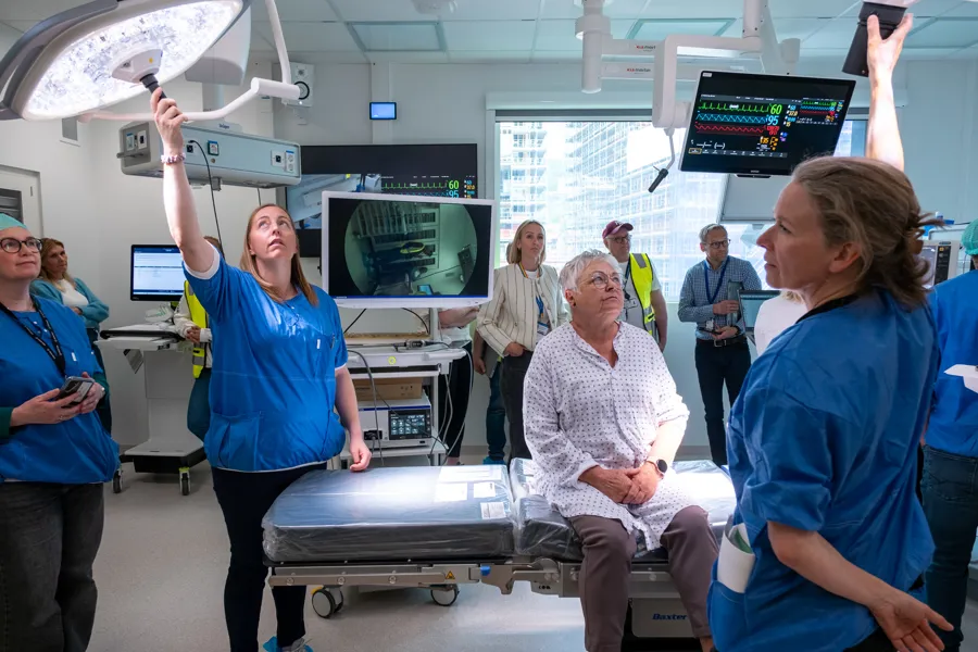 En gruppe personer i et rom