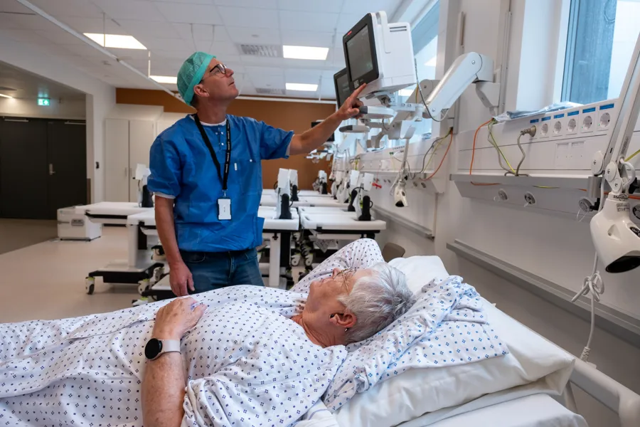 En lege som undersøker en pasient