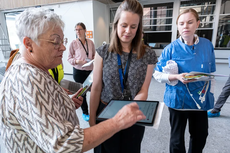 En gruppe mennesker som står sammen