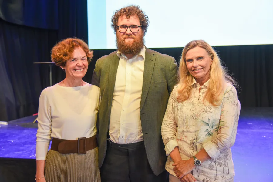 En gruppe mennesker som poserer for et bilde