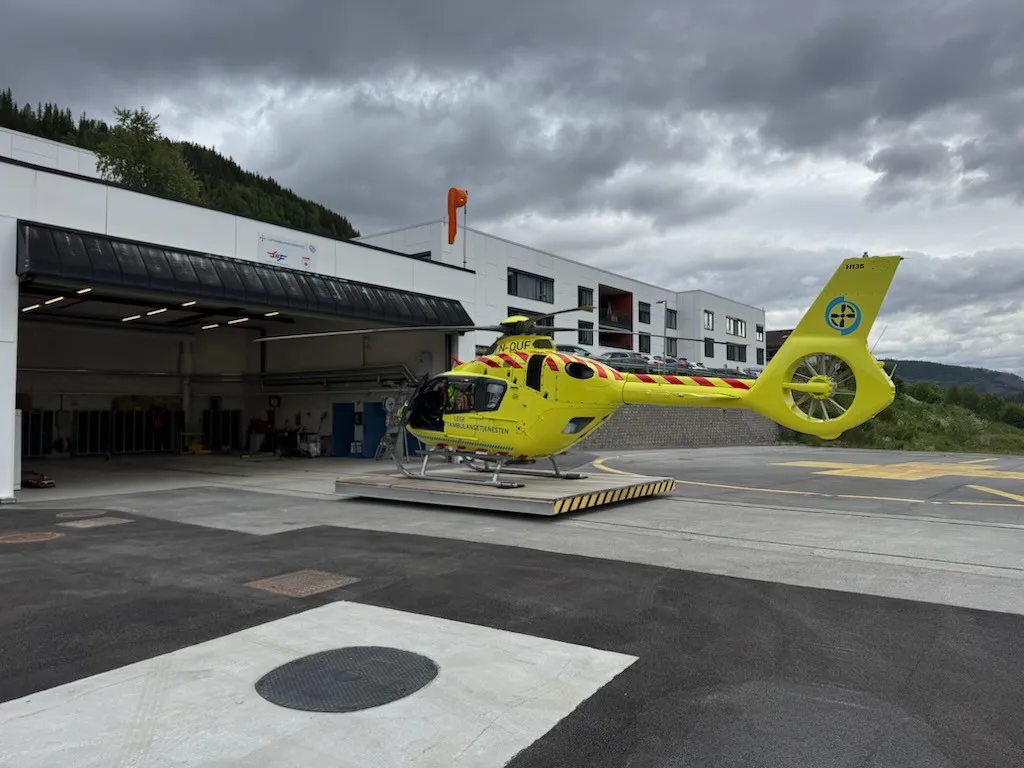 Et gult og grønt helikopter