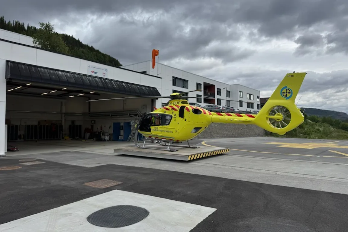 Et gult og grønt helikopter