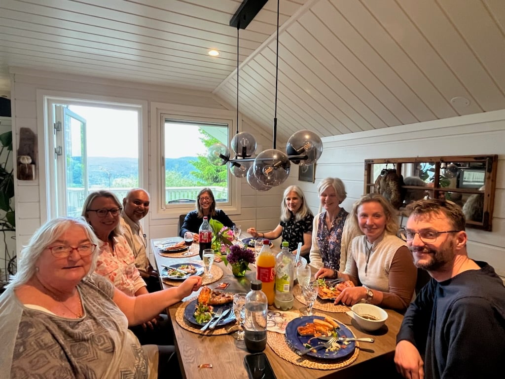 En gruppe mennesker som sitter rundt et bord