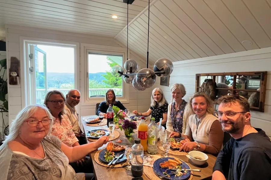 En gruppe mennesker som sitter rundt et bord