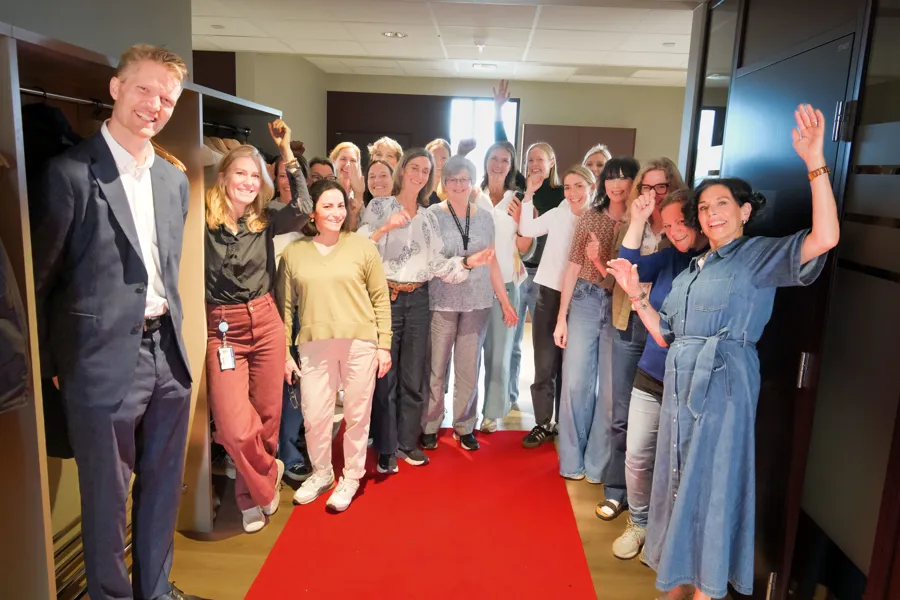 En gruppe mennesker som jubler for et bilde