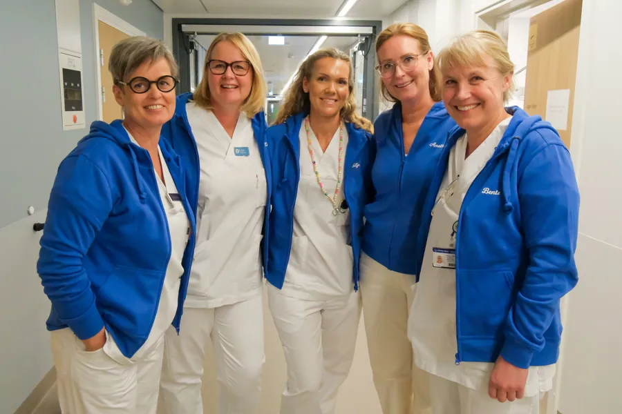 En gruppe kvinner i hvite laboratoriefrakker