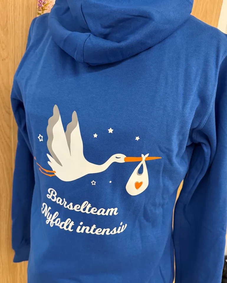 En blå skjorte med hvit tekst på