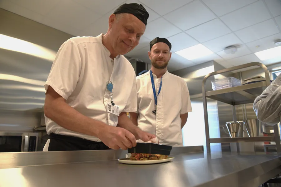 Et par menn i hvite frakker