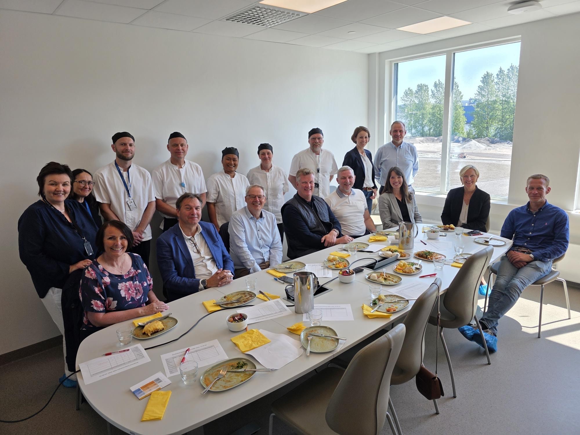 En gruppe mennesker som poserer for et bilde