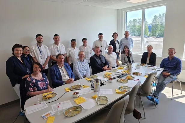 En gruppe mennesker som poserer for et bilde