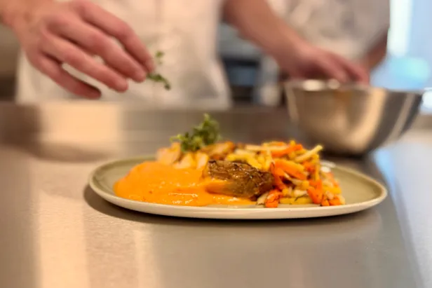 En tallerken med mat