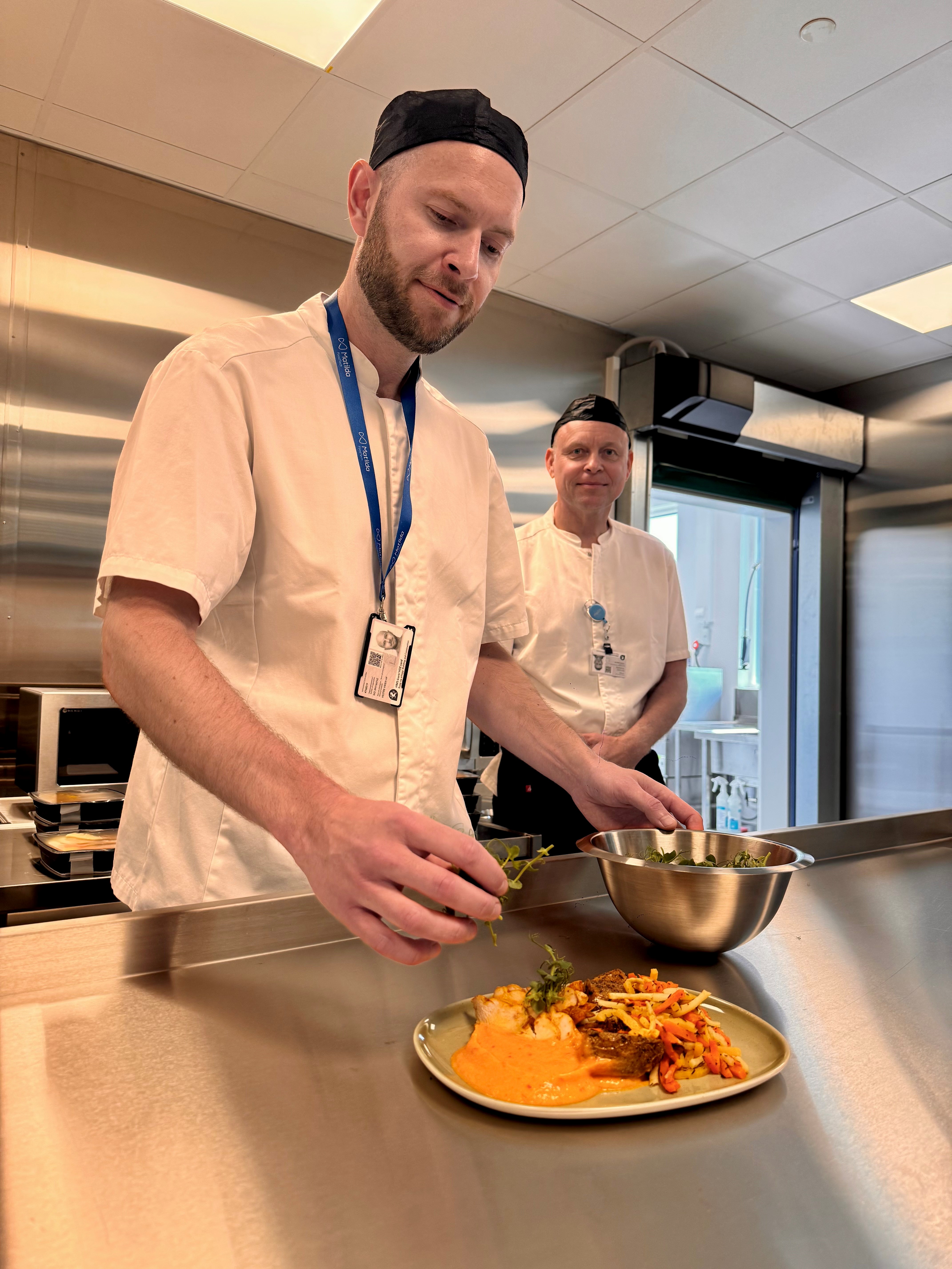 En kokk som tilbereder mat på et kjøkken