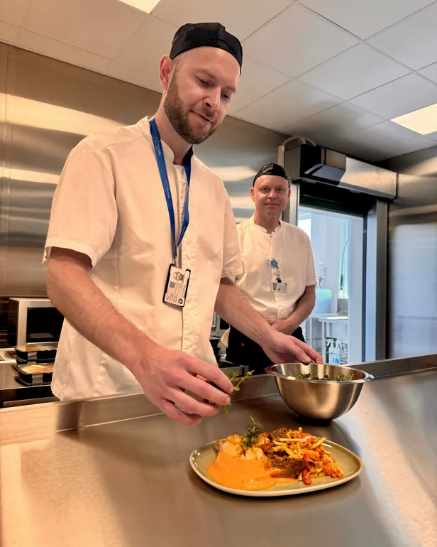 En kokk som tilbereder mat på et kjøkken