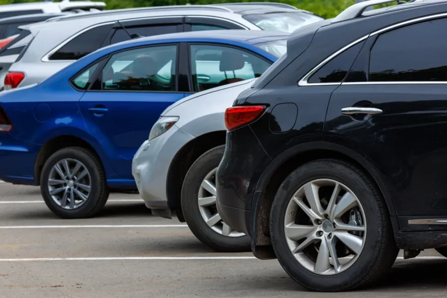 En svart bil parkert på en parkeringsplass