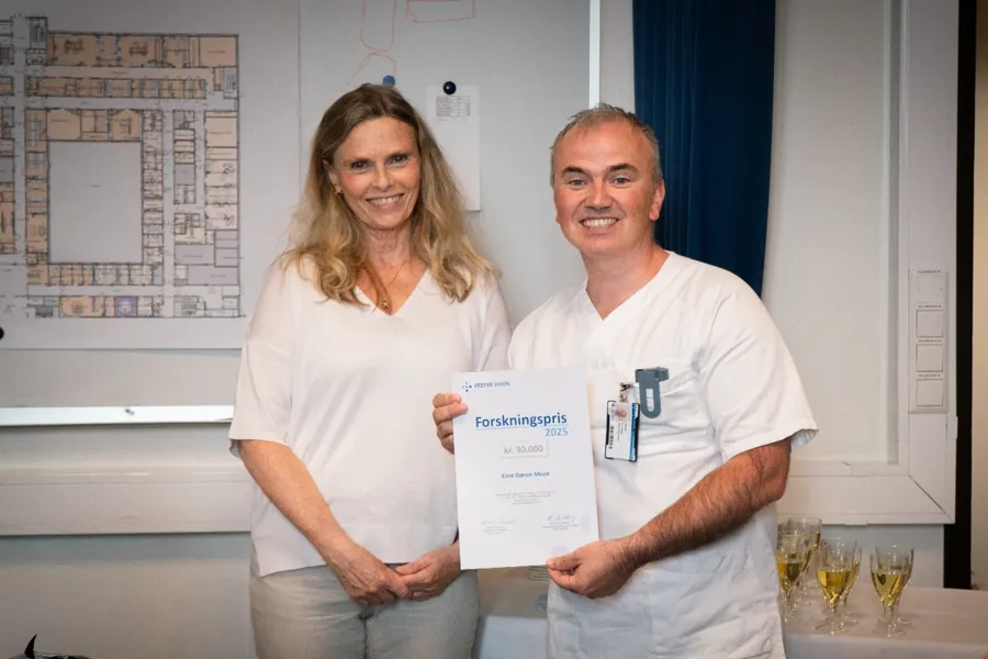 En mann og en kvinne som har et sertifikat