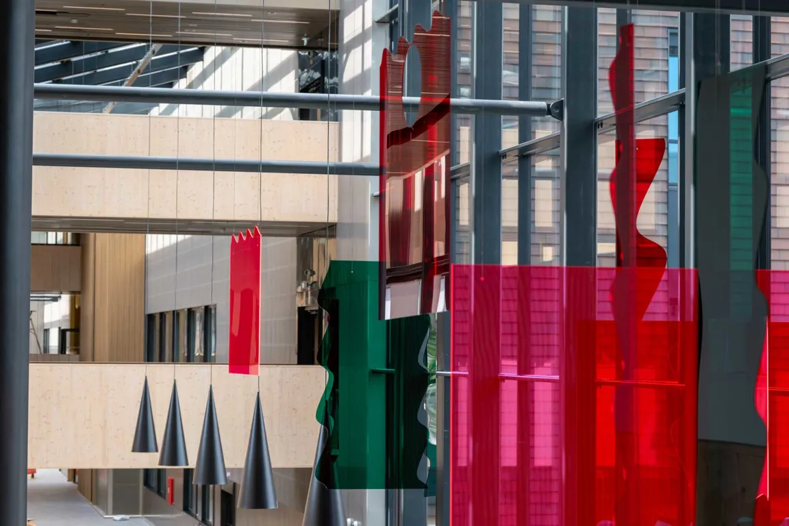 En rad med fargerike gardiner