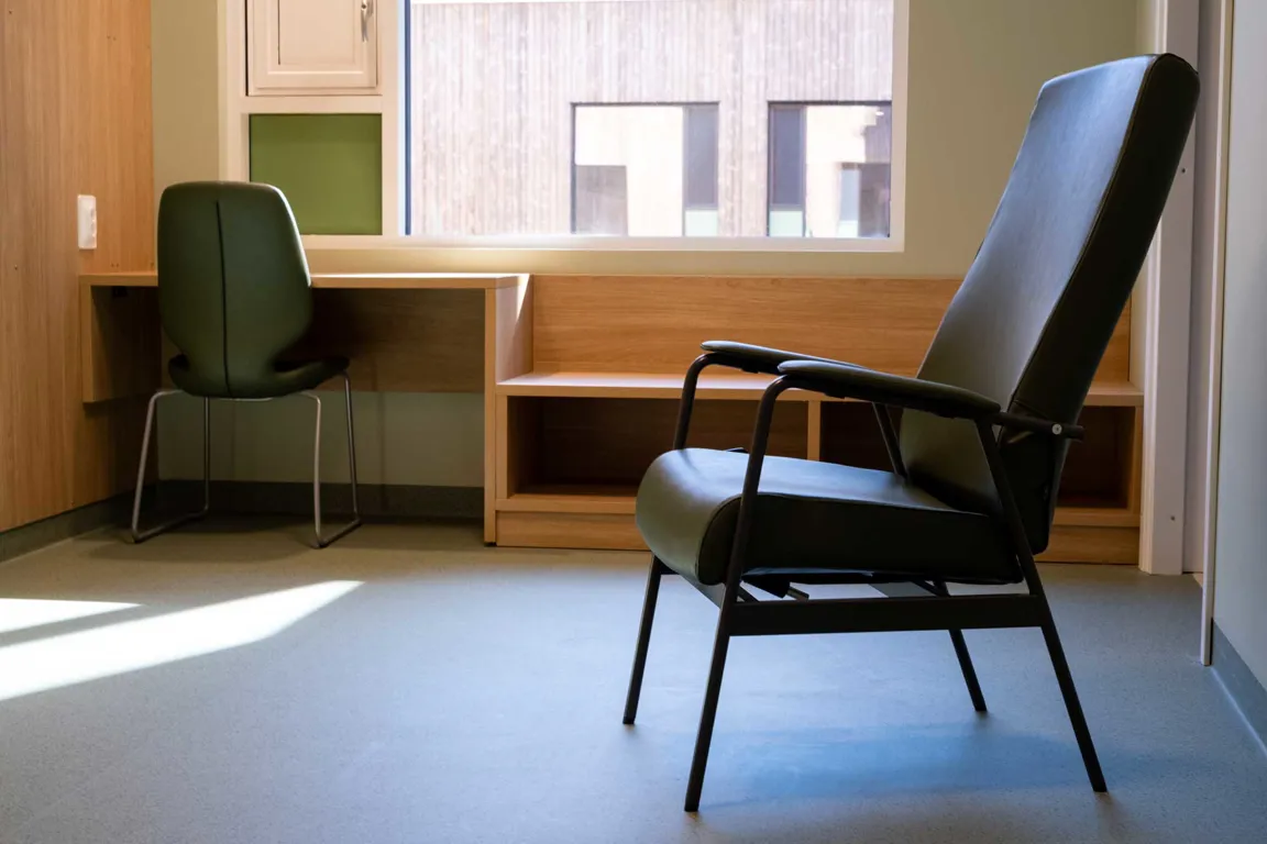 Et par stoler i et rom