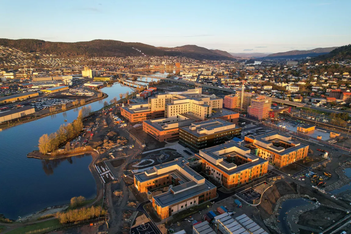 En by med mange bygninger og vann