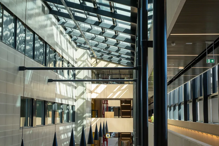 En bygning med glassvegger