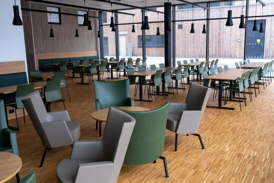 Et rom med bord og stoler