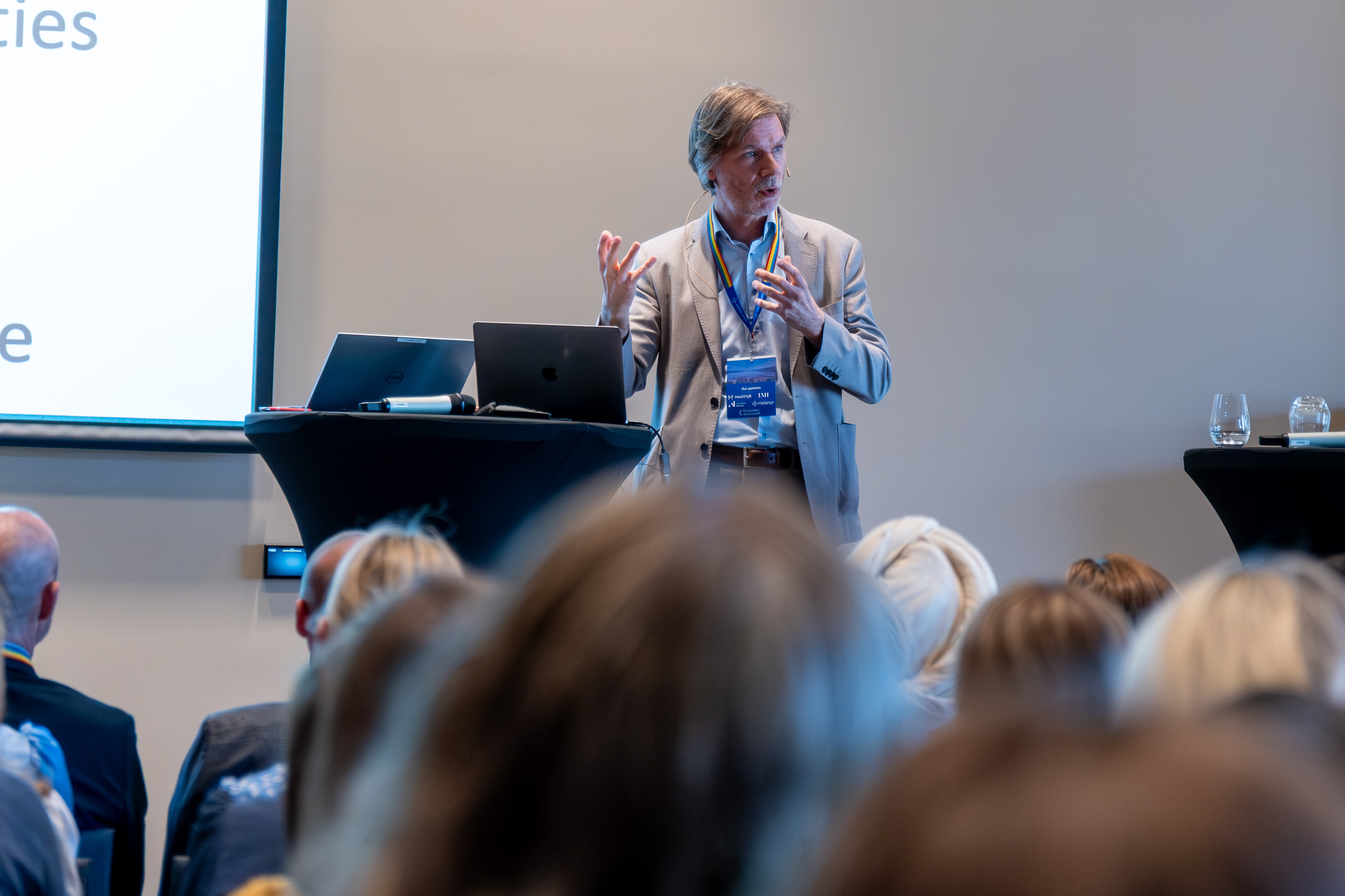 En mann som holder en presentasjon