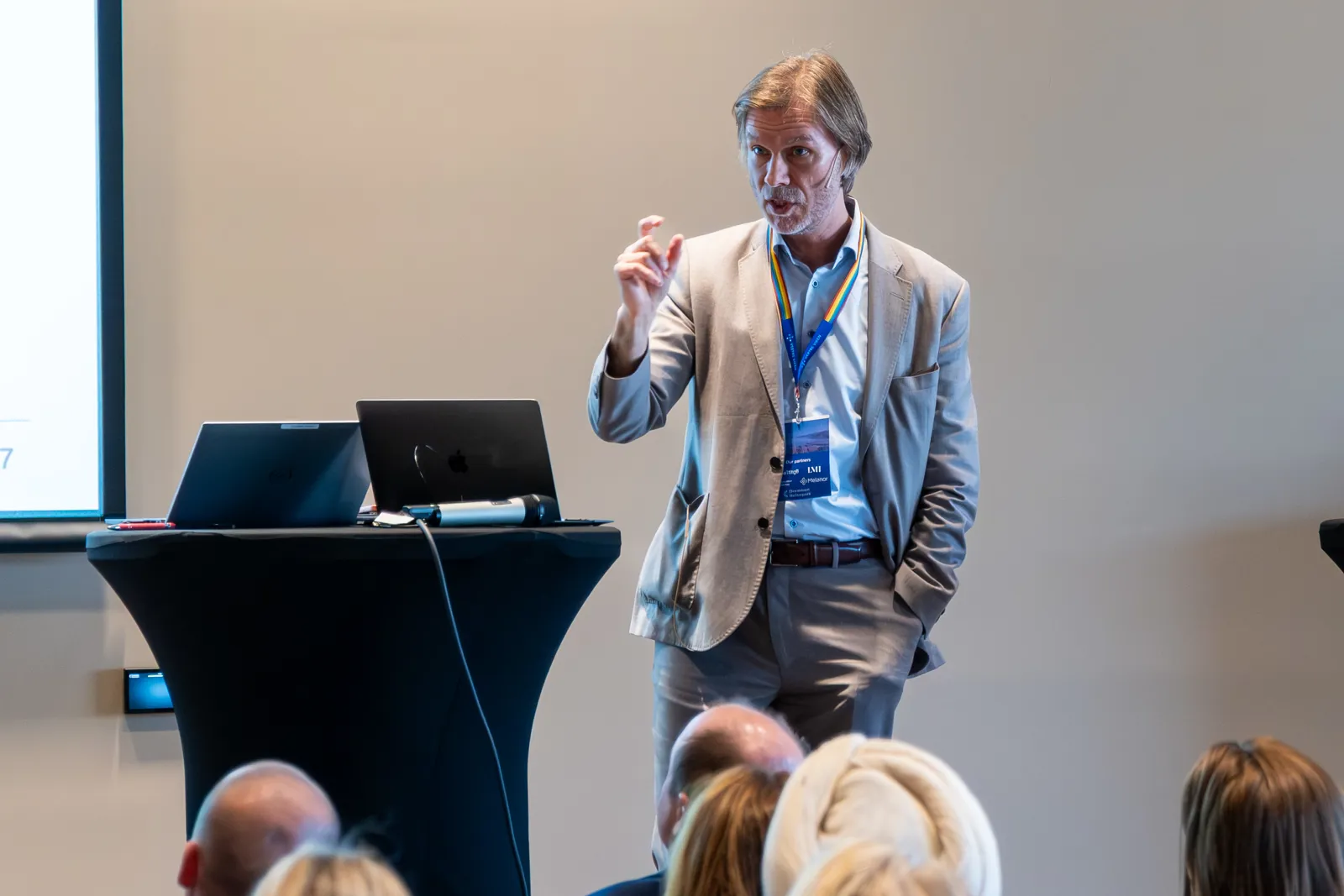 En person som holder en presentasjon