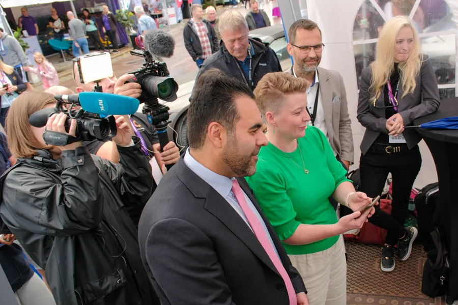 En mann som snakker til et kamera