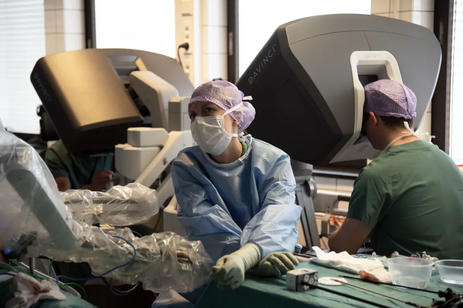 Et par personer i kirurgisk utstyr