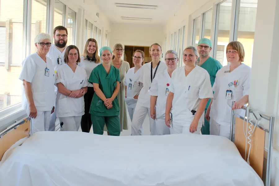 En gruppe mennesker som poserer for et bilde