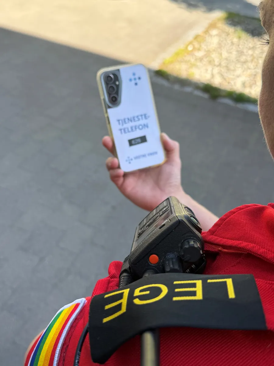 En person som holder en telefon