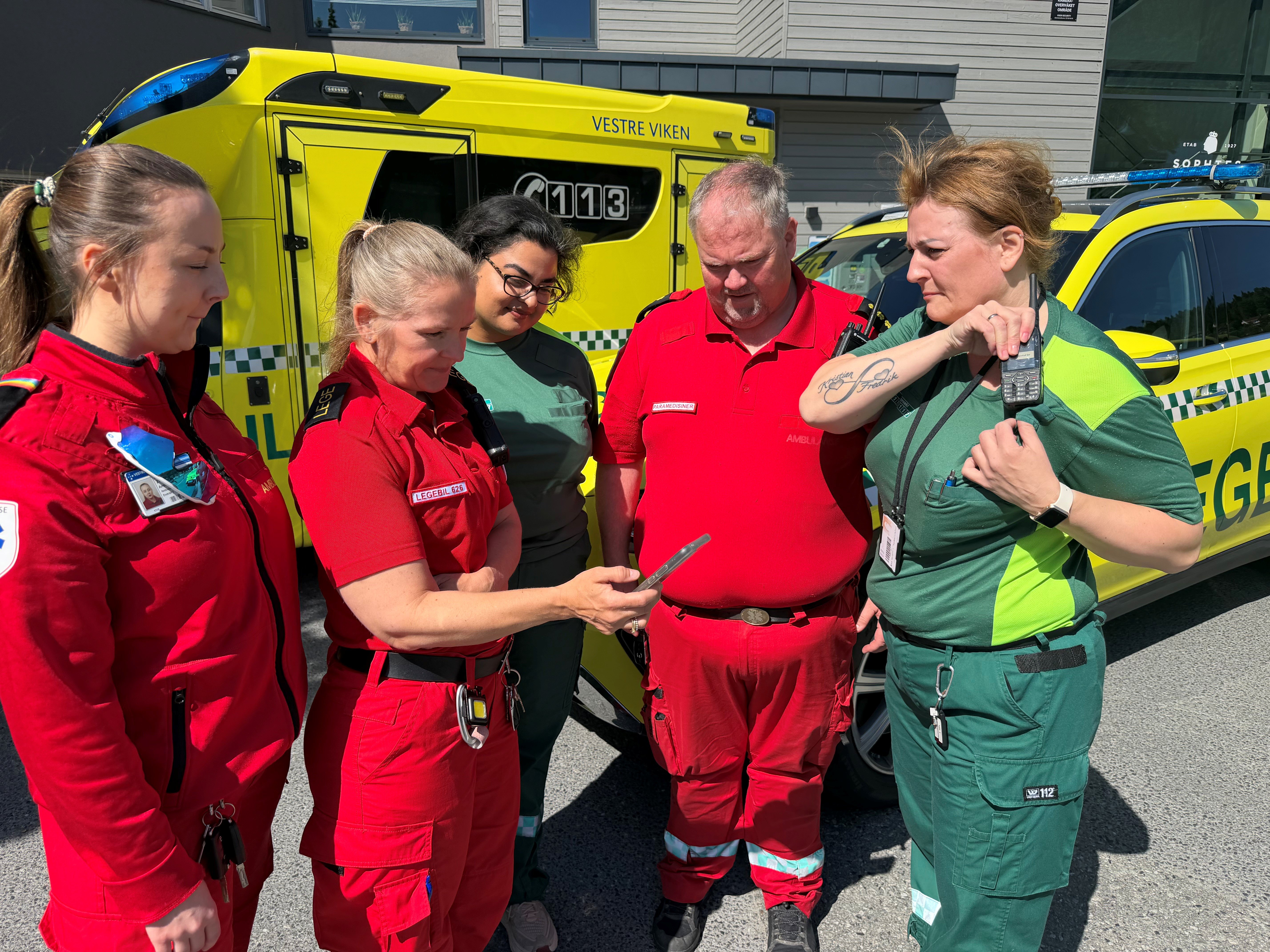ambulansepersonell undersøker den nye mobile piloten