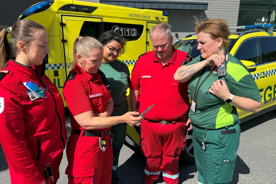 ambulansepersonell undersøker den nye mobile piloten