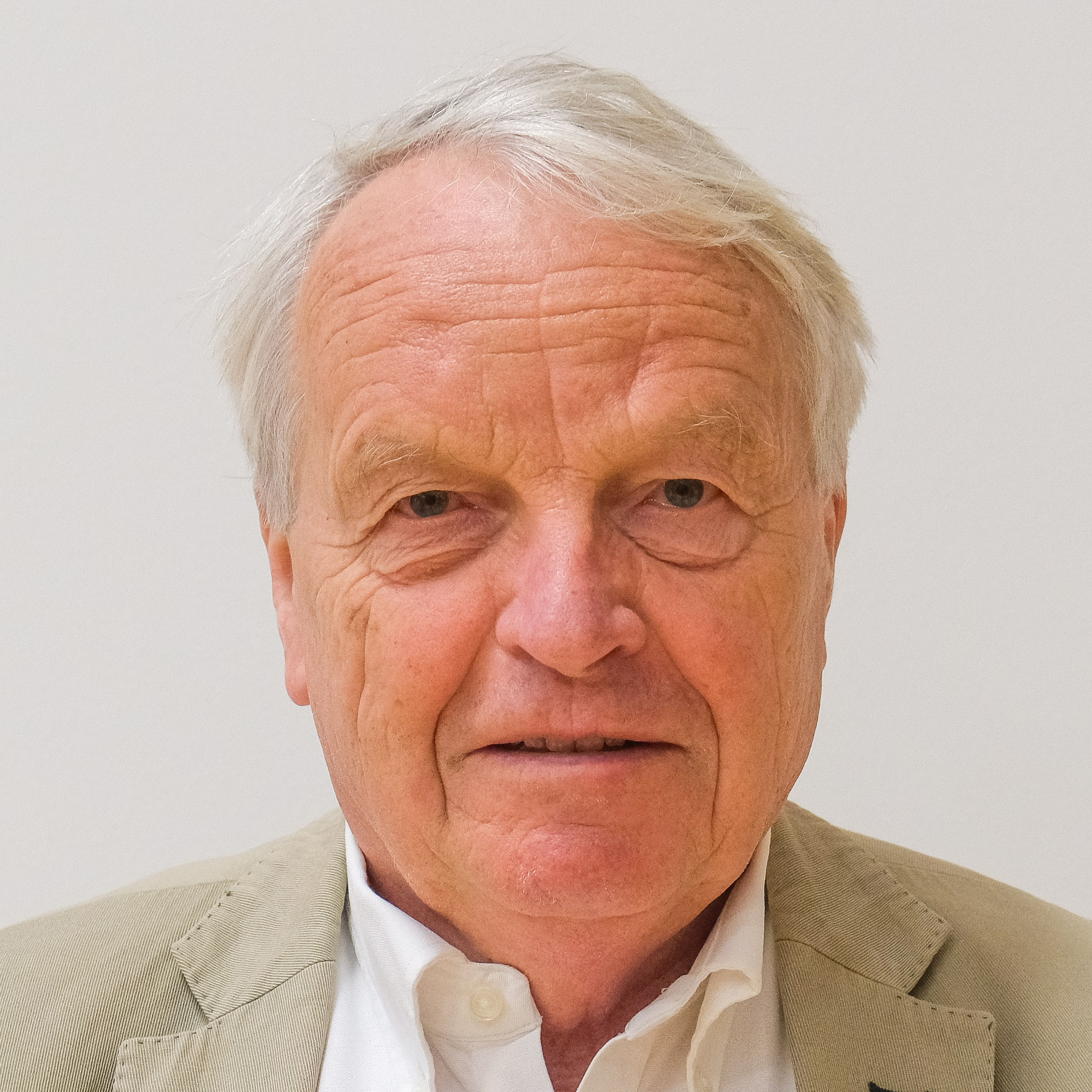 En mann med hvitt hår