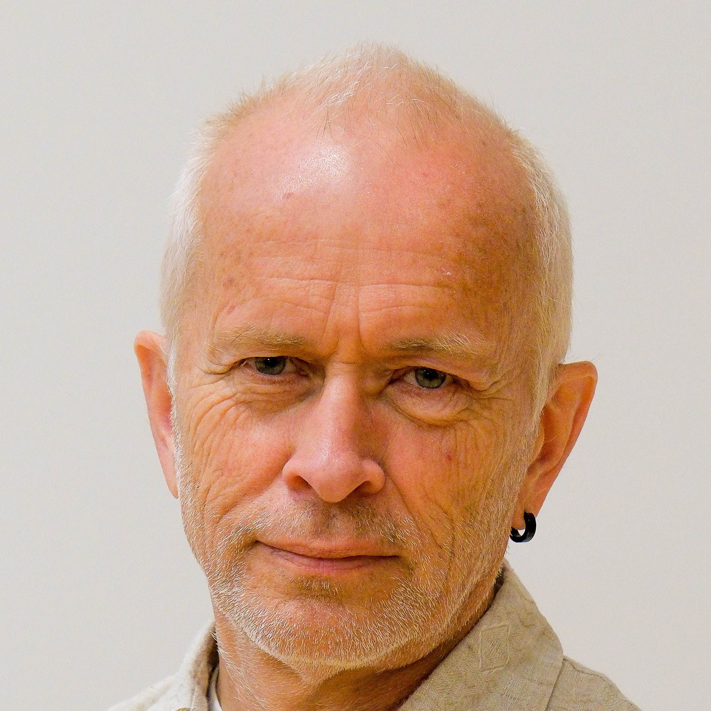 En mann med skallet hode