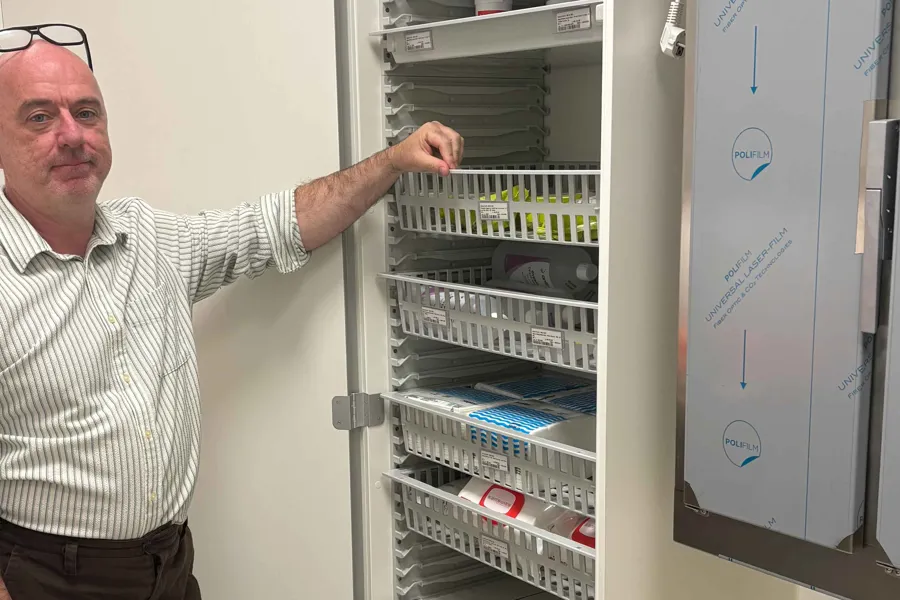 En mann som står ved siden av et kjøleskap