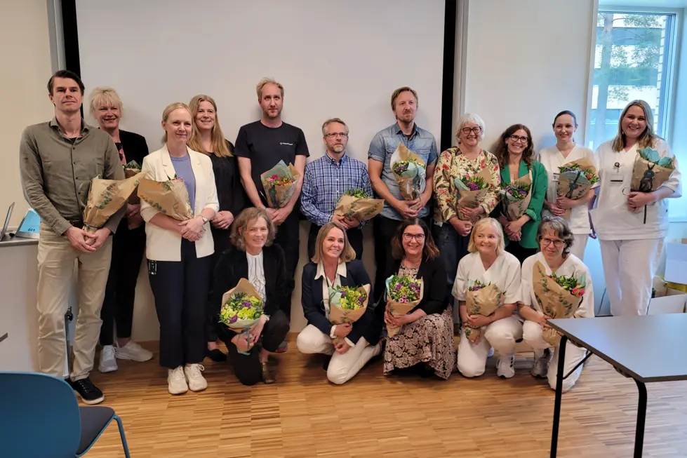 En gruppe mennesker som poserer for et bilde