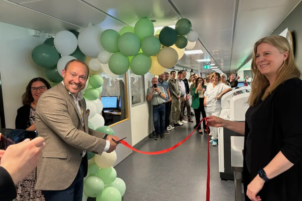 En kvinne som holder en kniv i et rom med ballonger