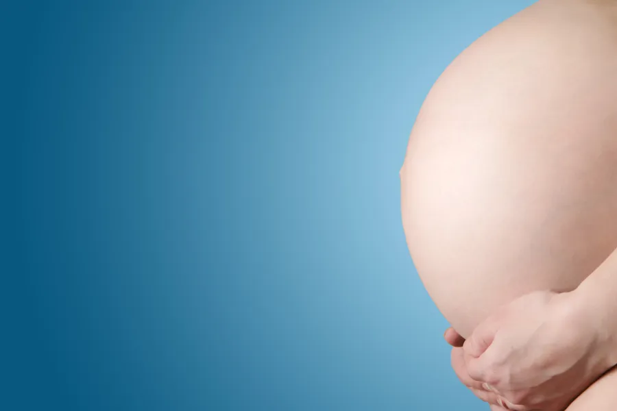 Et nærbilde av en babys ben