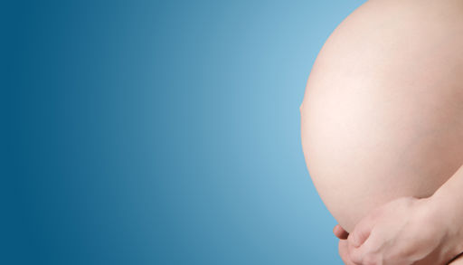 Et nærbilde av en babys ben