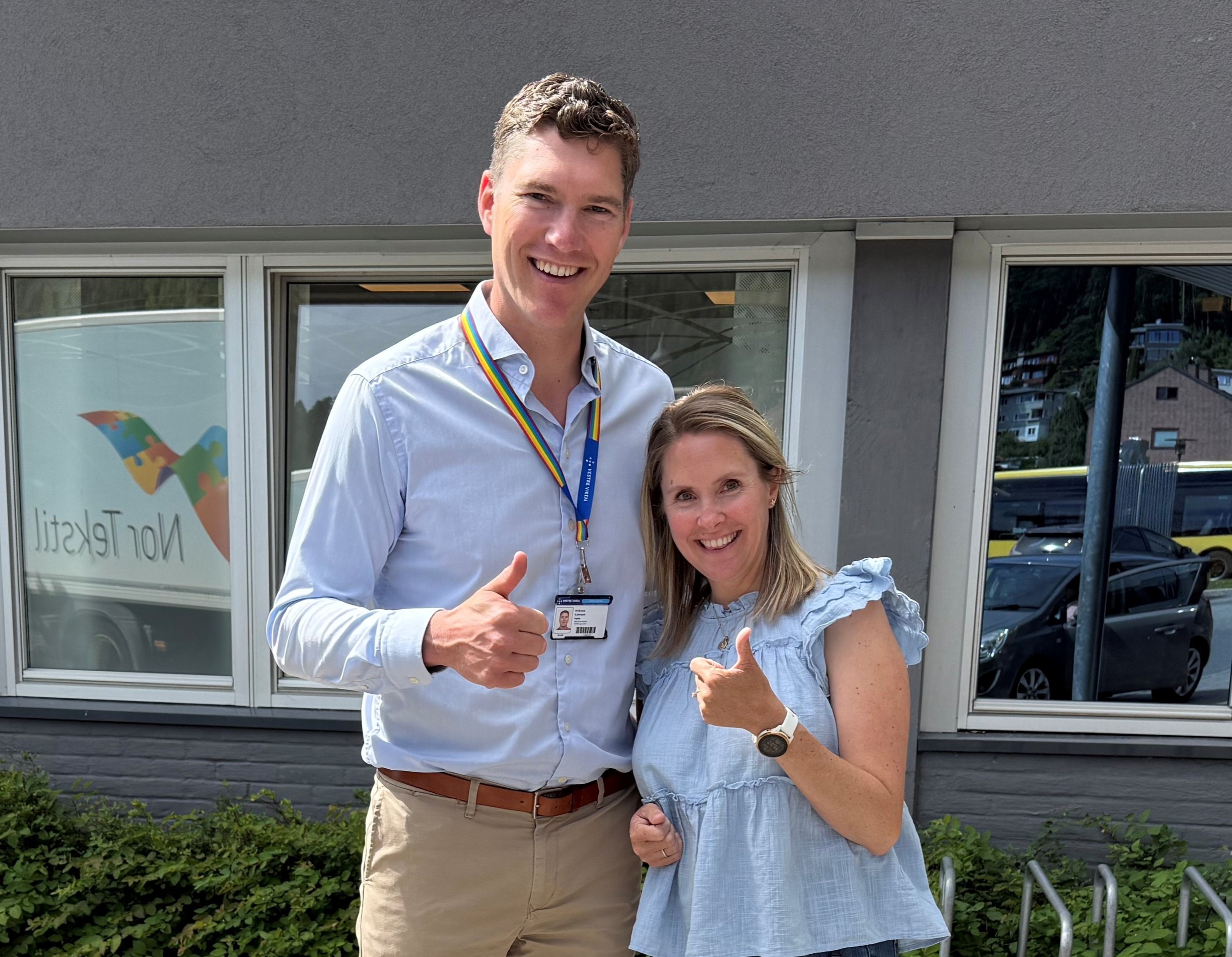 En mann og en kvinne som poserer for et bilde