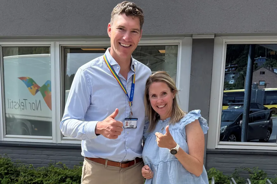 En mann og en kvinne som poserer for et bilde