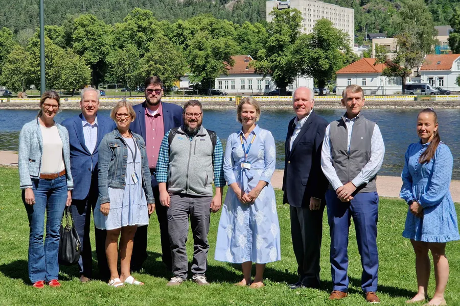 En gruppe mennesker som poserer for et bilde