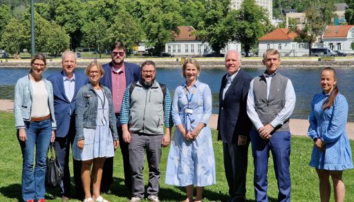 En gruppe mennesker som poserer for et bilde