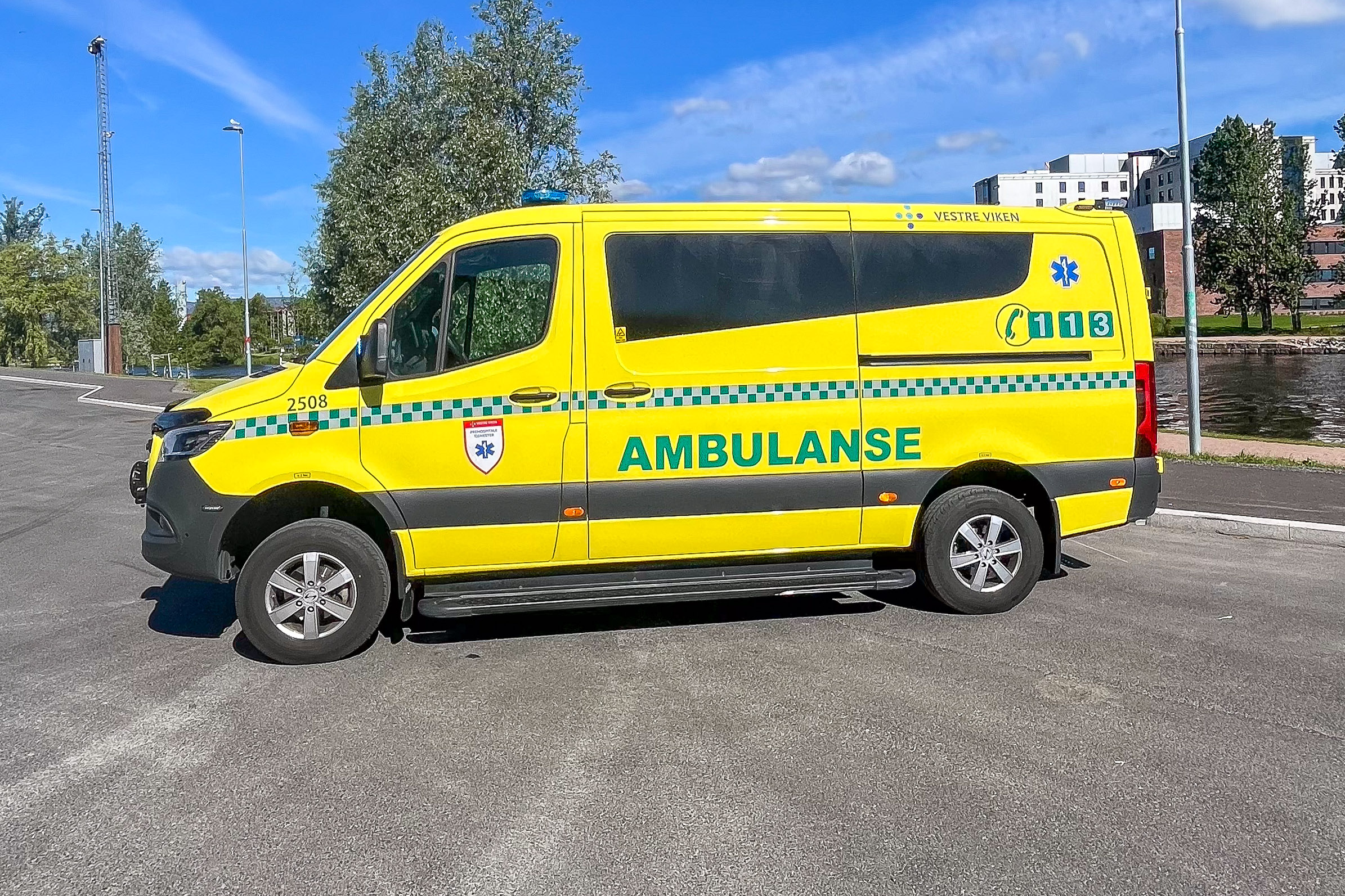 En gul varebil parkert i en gate