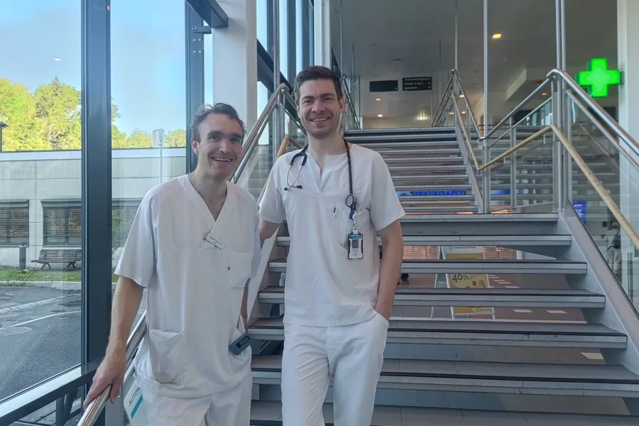 En mann og kvinne som står på en trapp