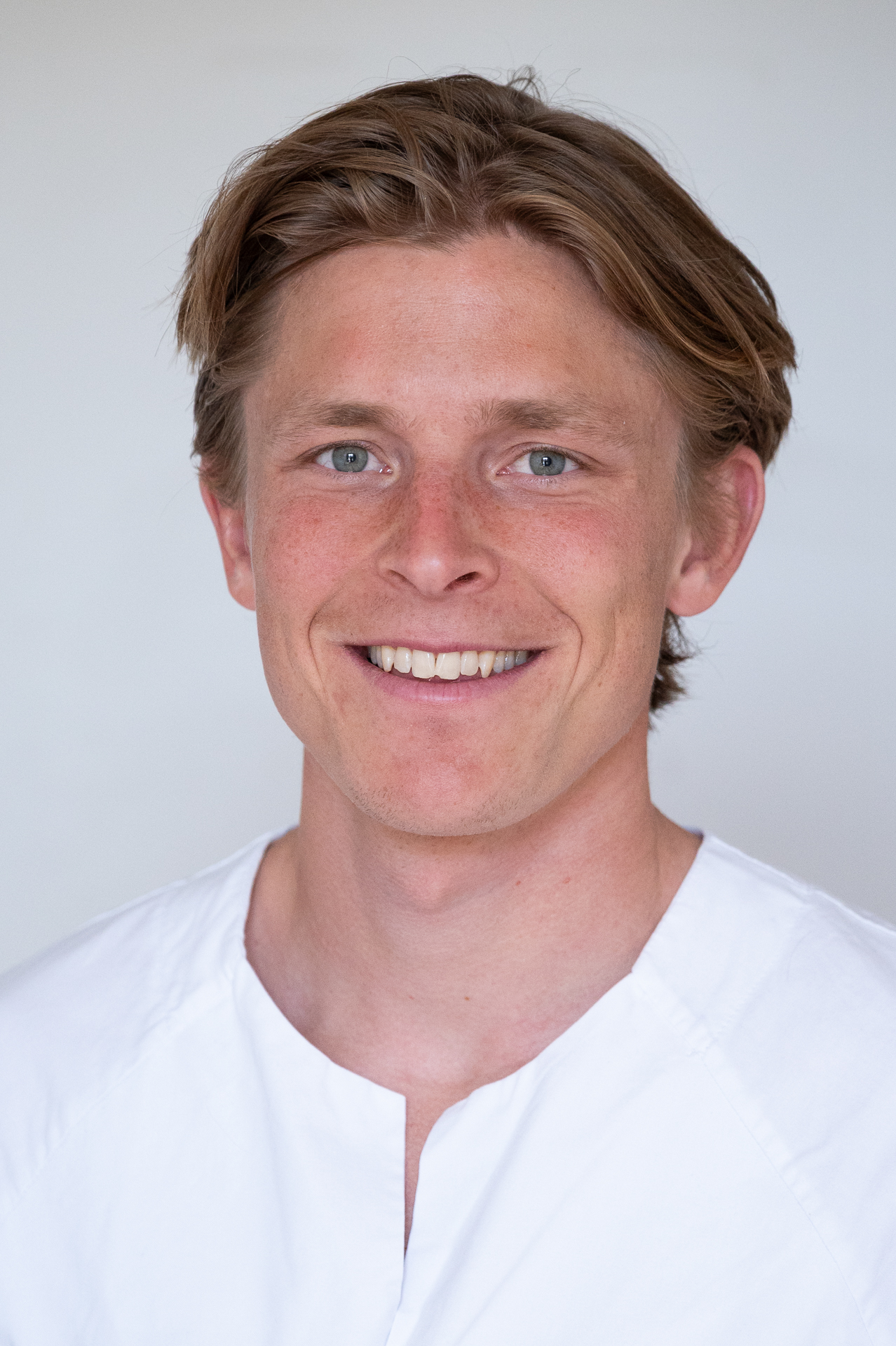 Et nærbilde av en mann som smiler