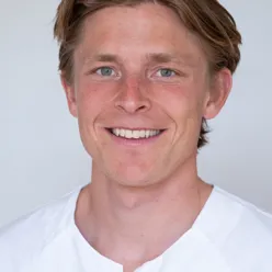 Et nærbilde av en mann som smiler